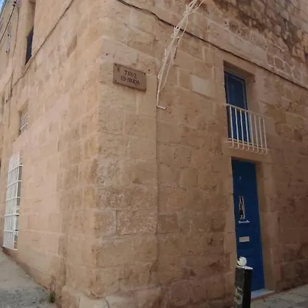 A Sizeable Knights-era House Of Character *